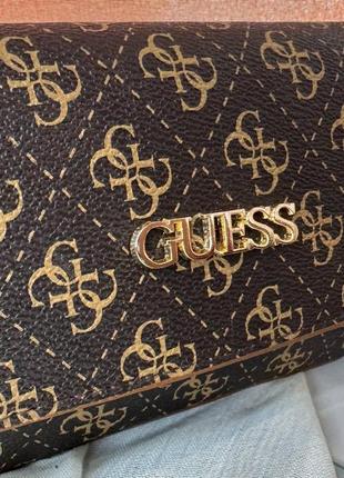 Женская маленькая коричневая сумка guess с плечевым ремнем.9 фото