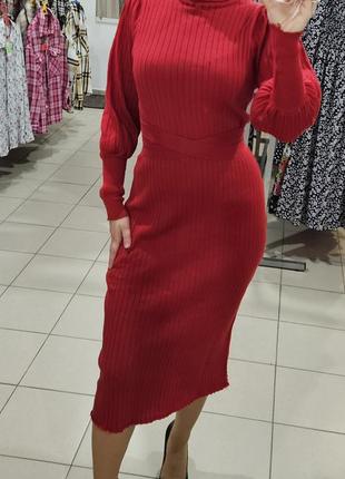 Красное вязаное платье с ремнем7 фото
