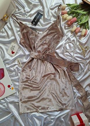Бежевое велюровое мини платье из декольте и с открытой спиной9 фото