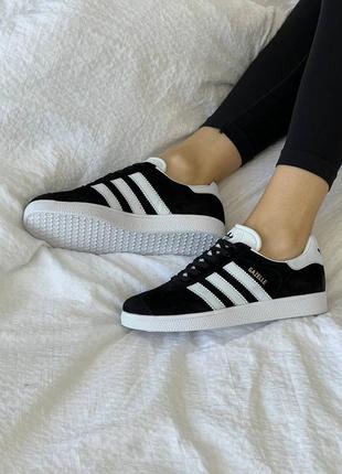 Жіночі кросівки adidas gazelle black white адідас чорного з білим кольорів