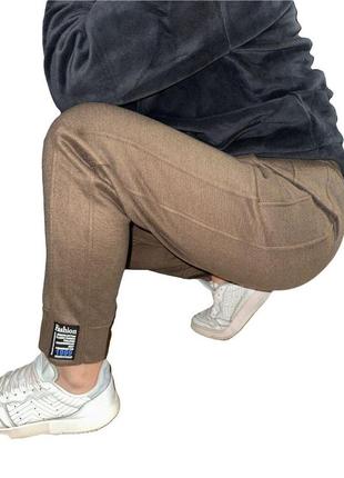 Теплые женские штаны на меху на резинке с высокой посадкой с карманами цвет темный бежевый размер 42-48