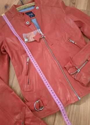 Кожаная куртка коралового красного цвета6 фото