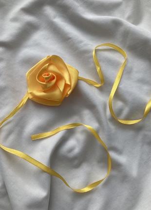 Роза на шею желтого цвета (украшение)