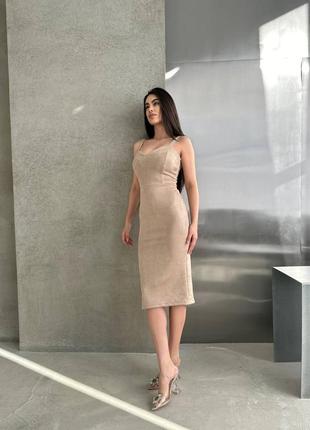 Витончена жіноча замшева сукня міді з декольте на широких лямках2 фото
