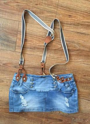 Стильная джинсовая короткая мини юбка с подтяжками1 фото