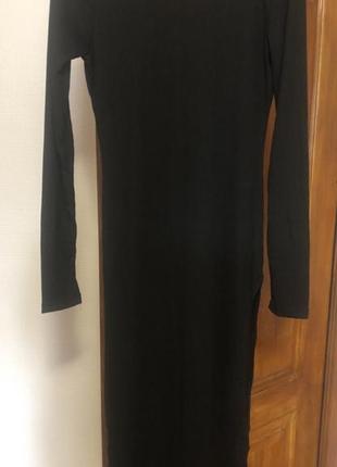 Черное приталенное платье с разрезом спереди