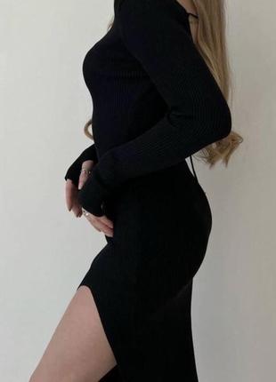 Чорна приталена сукня з розрізом спереду4 фото