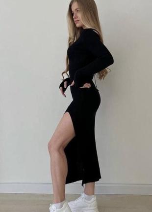 Черное приталенное платье с разрезом спереди3 фото
