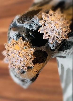 Вишукані сережки-гвоздики у формі квітки