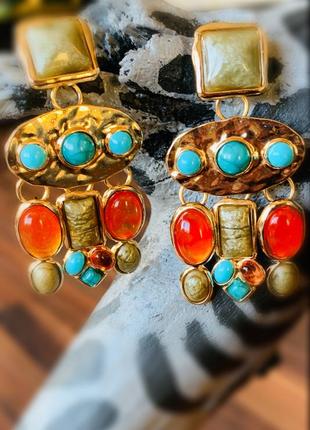 Шикарные серьги медного золотого цвета в этническом стиле украшены камнями.4 фото
