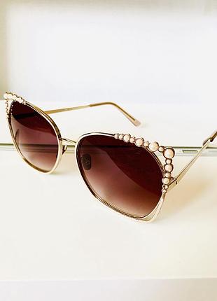 Элегантные солнцезащитные очки с жемчугом