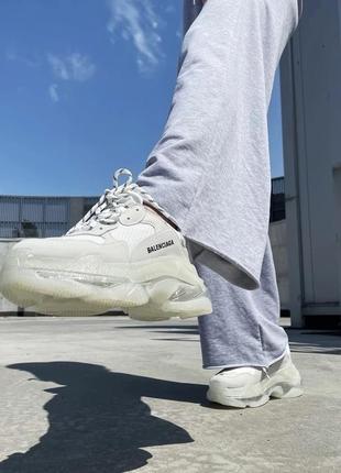 Оберіть стильні кросівки balenciaga triple s clear sole all white