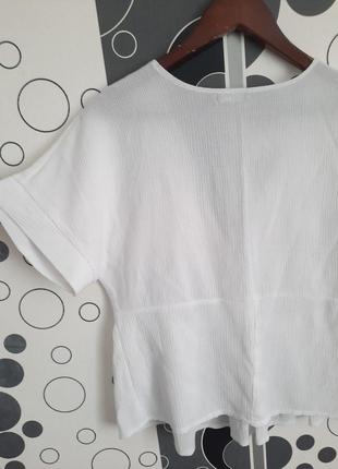 Белоснежный топ футболка с глубоким декольте4 фото