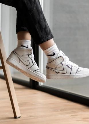 Оберіть стильні кросівки nike air jordan 1 mid iridescent reflective white