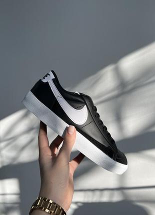 Оберіть стильні кросівки nike blazer low black/white