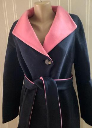 Пальто під пояс синього кольору з рожевим коміром3 фото