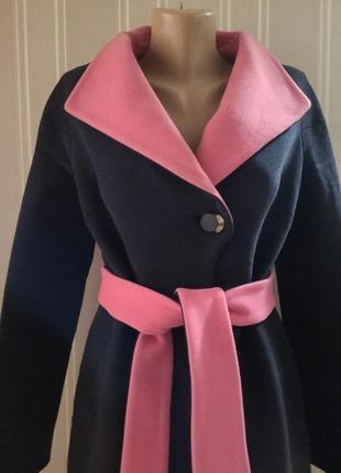 Пальто під пояс синього кольору з рожевим коміром2 фото