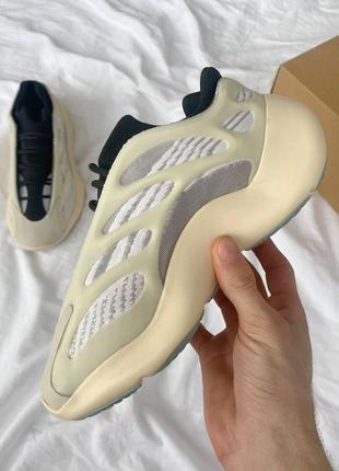 Женские кроссовки 
adidas yeezy boost 700 v3