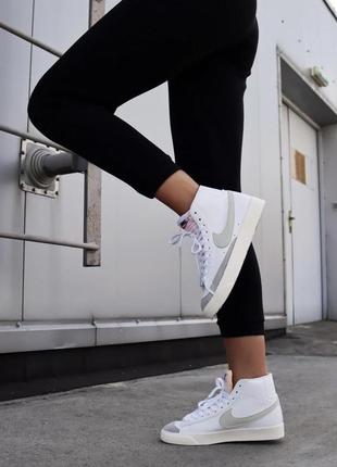 Оберіть стильні кросівки nike blazer 77 mid white