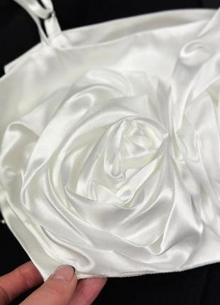 Білий атласний топ із трояндами3 фото