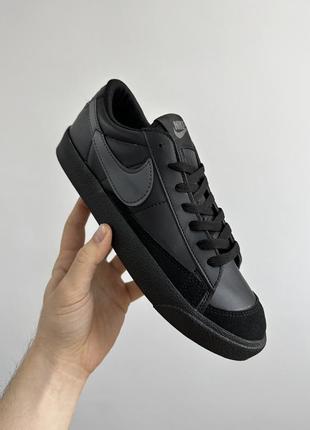 Оберіть стильні кросівки nike blazer low total black