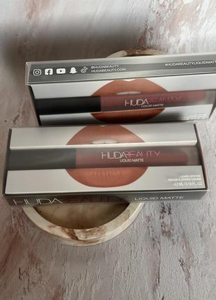 Жидкая стойкая матовая помада для губ huda beauty deluxe liquid matte ultra-comfort transfer-proof lipstick9 фото