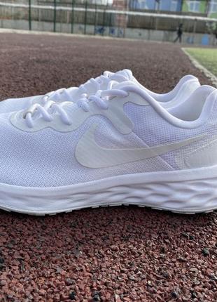 Крутые белые оригинальные кроссовки nike revolution р43/28см,ne force1 tn air 953 фото