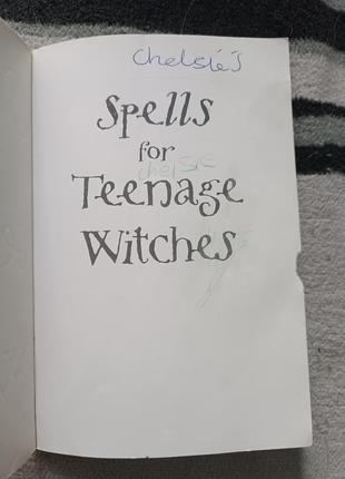 Книга на англійській. заклинання для юних відьом. marina baker.
spells for teenage witches3 фото