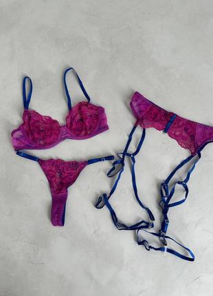 Яскравий фіолетовий комплект жіночої білизни з якісного мережива бюст трусики з регуляторами пояс та гартери10 фото