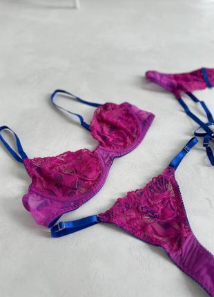 Яскравий фіолетовий комплект жіночої білизни з якісного мережива бюст трусики з регуляторами пояс та гартери7 фото