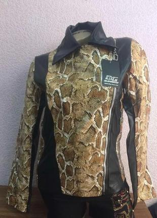 Супер стильна куртка зі зміїним принтом розмір хл!