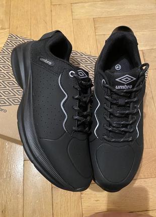 Стильные кроссовки на подростка ботинки кроссы на осень umbro