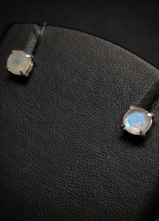 Серебряные серьги пусеты женские с натуральными природными камнями лунным камнем сережки ручной работы1 фото