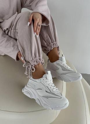 Базовые белые женские кроссовки в лаконичном дизайне сетка + эко кожа весенний летний вариант3 фото