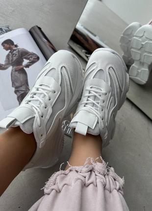 Базовые белые женские кроссовки в лаконичном дизайне сетка + эко кожа весенний летний вариант6 фото