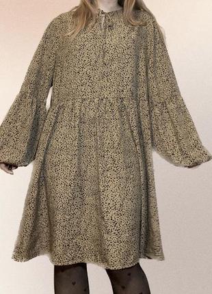 Шелковистое платье в горошек с объемным рукавом батал3 фото