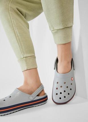 Сабо крокс мужские серыеcrocband clogs light grey/navy4 фото