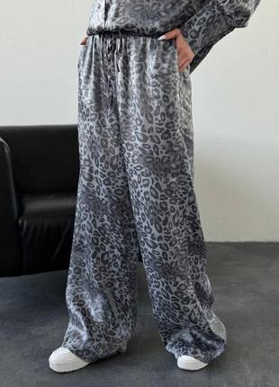 Леопардовий костюм з блиском штани та сорочка, жіночий шовковий брючний костюм оверсайз із принтом лео7 фото