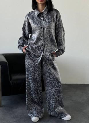 Леопардовий костюм з блиском штани та сорочка, жіночий шовковий брючний костюм оверсайз із принтом лео5 фото