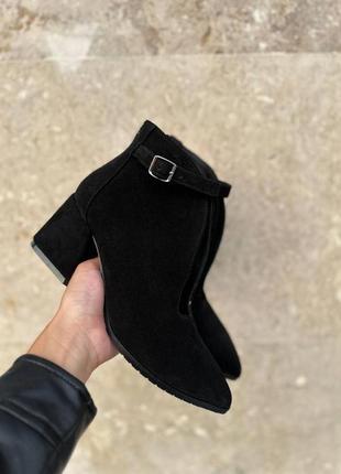 Жіночі ботільони з натуральної замші чорного кольору на каблуку 6 см