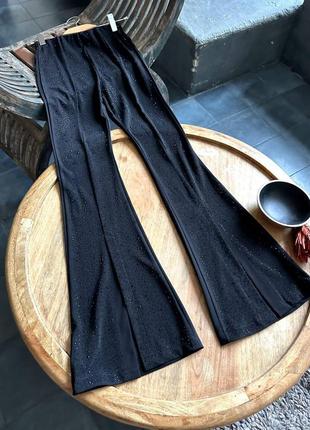 Брюки брюки в стиле balenciaga со стразами клеш с разрезами черные