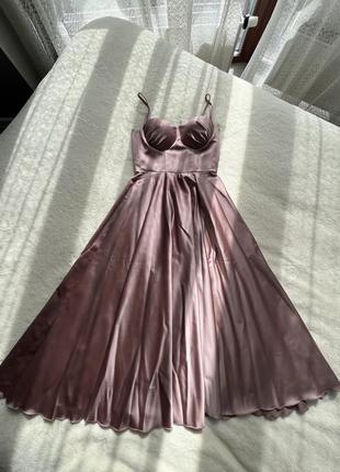 Вечернее атласное платье в идеальном состоянии