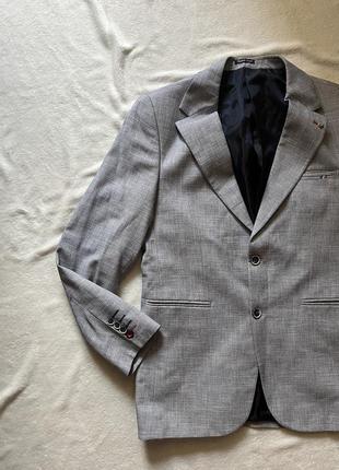 Сірий приталений чоловічий піджак3 фото