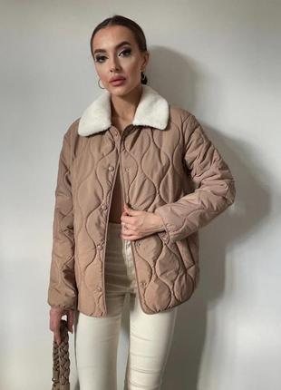 Женская демисезонная стеганая куртка с меховым воротником