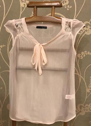 Очень красивая и стильная брендовая блузка пудрового цвета.