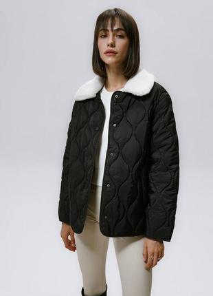 Жіноча демісезонна стьобана куртка з хутряним коміром1 фото