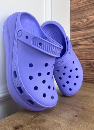 Стильные женские кроксы сабо на платформе crocs classic crush violet