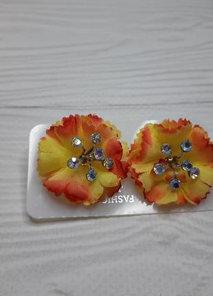 Серьги пусеты с объемным цветком из ткани в цвете4 фото