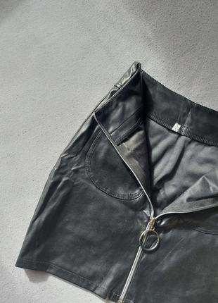 Черна кожана мини юбка с замком спереду юбочка1 фото
