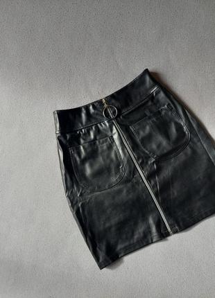 Черна кожана мини юбка с замком спереду юбочка2 фото